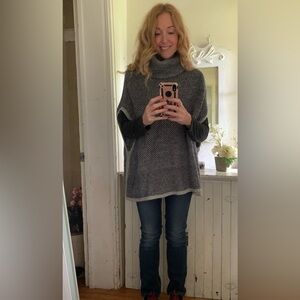 Women’s navy blue and silver knit Gap Turtle Neck Poncho size Medium